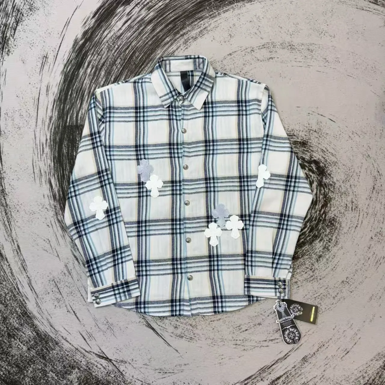 P190 ChromeHearts Miami limited-edition plaid shirt with embroidered leather label. Same style as ChromeHearts counters. Made of 300g pure cotton fabric. Very textured on the handle. Three-dimensional and atmospheric. Versatile and easy to wear in autumn. Simple and elegant. Adopts os version. The upper body effect is great. Suitable for all body types. Soft and comfortable. CH letter cross embroidery on the front ➕ horseshoe embroidered leather label on the back ➕ cross button custom hardware. Small mark on the hem. Resistant to machine washing. Does not fade or deform. Complete accessories, original mold opening, perfect restoration of zp 2:1, same style for men and women, versatile and easy to choose, size s m l xl color picture color